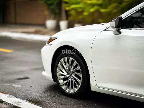 Lexus ES 250 2022 - Giá 2 tỷ 360tr