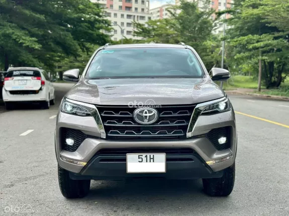 Toyota Fortuner 2.4G 4x2 AT  2021 - Máy dầu, odo siêu lướt 1.300 km, sai tặng xe