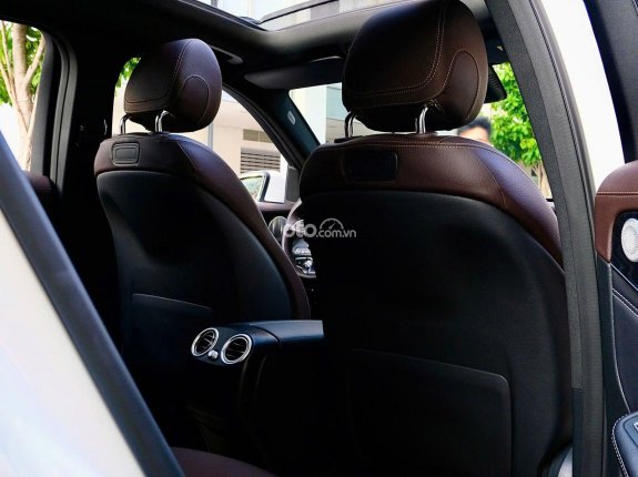 Mercedes-Benz GLC 300 4Matic 2017 - Model 2018 Trắng Ngọc Trinh xinh từ trong ra ngoài