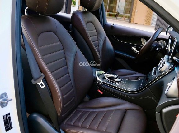 Mercedes-Benz GLC 300 4Matic 2017 - Model 2018 Trắng Ngọc Trinh xinh từ trong ra ngoài