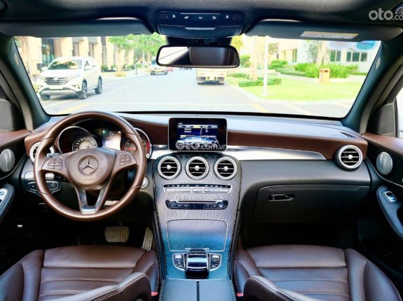 Mercedes-Benz GLC 300 4Matic 2017 - Model 2018 Trắng Ngọc Trinh xinh từ trong ra ngoài