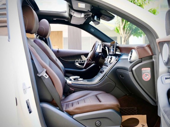 Mercedes-Benz GLC 300 4Matic 2017 - Model 2018 Trắng Ngọc Trinh xinh từ trong ra ngoài