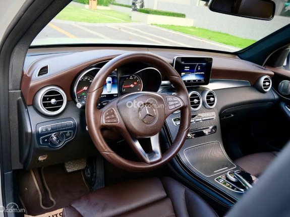 Mercedes-Benz GLC 300 4Matic 2017 - Model 2018 Trắng Ngọc Trinh xinh từ trong ra ngoài