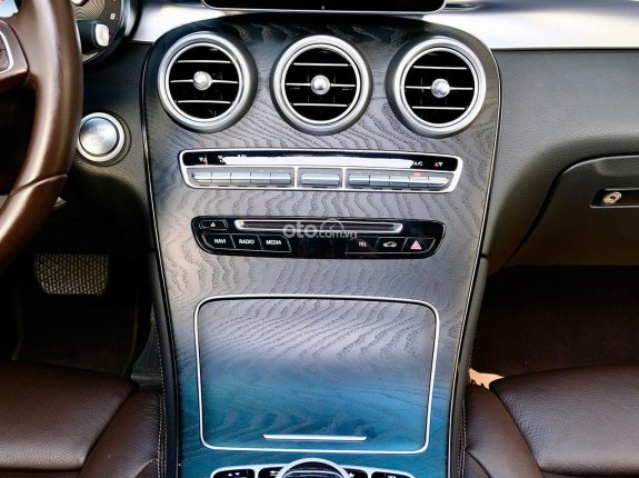 Mercedes-Benz GLC 300 4Matic 2017 - Model 2018 Trắng Ngọc Trinh xinh từ trong ra ngoài