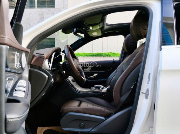 Mercedes-Benz GLC 300 4Matic 2017 - Model 2018 Trắng Ngọc Trinh xinh từ trong ra ngoài