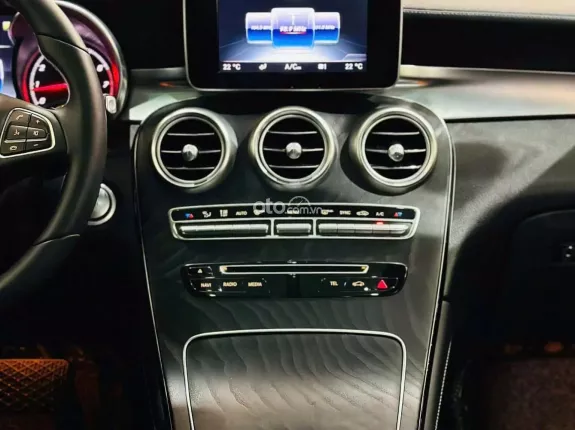 Mercedes-Benz GLC 300 4Matic 2017 - 1 tỷ 025 triệu