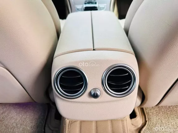 Mercedes-Benz C200 Exclusive 2020 - Chạy 4v miles.