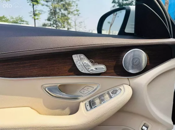 Mercedes-Benz C200 Exclusive 2020 - Chạy 4v miles.