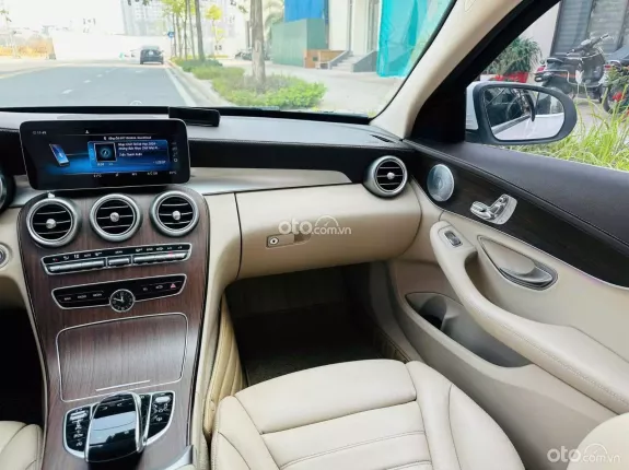 Mercedes-Benz C200 Exclusive 2020 - Chạy 4v miles.