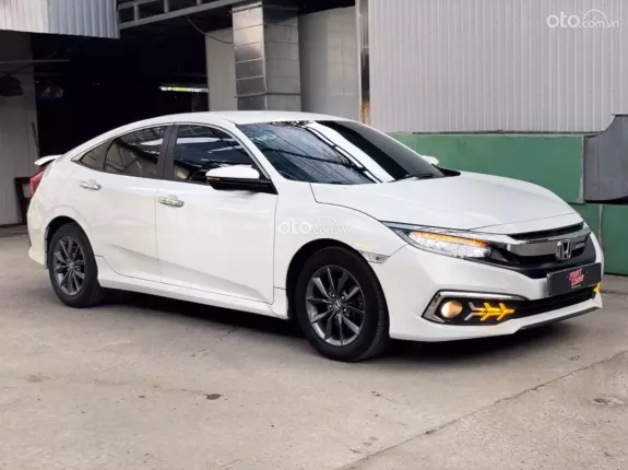 Honda Civic 1.8 AT 2019 - Led xương cá - Vô lăng D-cut - Cảm biến lùi