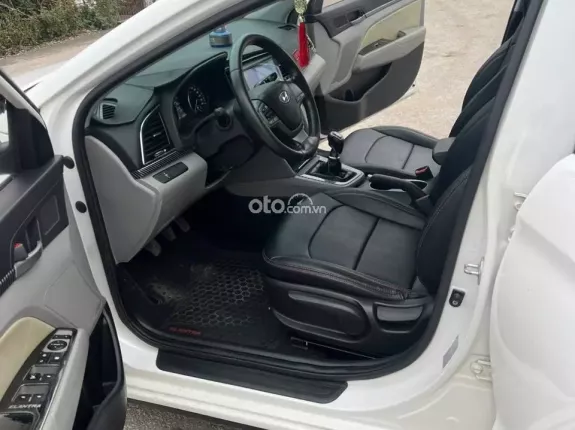 Hyundai Elantra 1.8 MT 2017 - Tên tư nhân, Xe chất, không lỗi, máy số keo chỉ zin. Màn hình, camera đủ Nội ngoại thất xuất sắc
