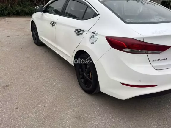 Hyundai Elantra 1.8 MT 2017 - Tên tư nhân, Xe chất, không lỗi, máy số keo chỉ zin. Màn hình, camera đủ Nội ngoại thất xuất sắc