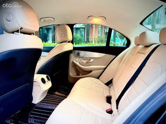 Mercedes-Benz C180 AMG 2019 - Nội thất kem chạy 7 vạn km.