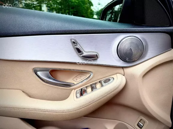 Mercedes-Benz C180 AMG 2019 - Nội thất kem chạy 7 vạn km.