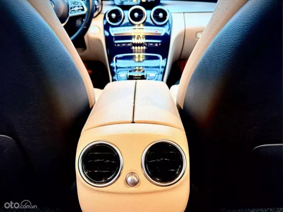 Mercedes-Benz C180 AMG 2019 - Nội thất kem chạy 7 vạn km.