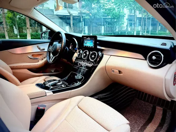 Mercedes-Benz C180 AMG 2019 - Nội thất kem chạy 7 vạn km.