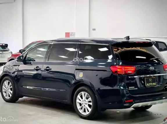 Kia Sedona 3.3 GATH 2020 - Xe màu xanh - Nội thất kem