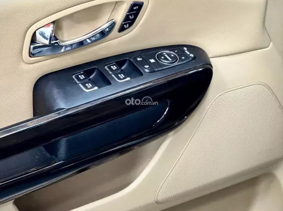 Kia Sedona 3.3 GATH 2020 - Xe màu xanh - Nội thất kem