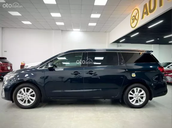 Kia Sedona 3.3 GATH 2020 - Xe màu xanh - Nội thất kem