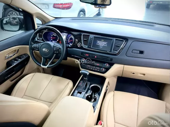 Kia Sedona 3.3 GATH 2020 - Xe màu xanh - Nội thất kem