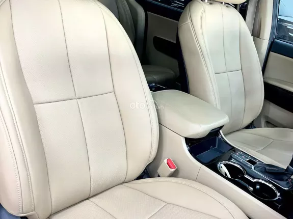 Kia Sedona 3.3 GATH 2020 - Xe màu xanh - Nội thất kem