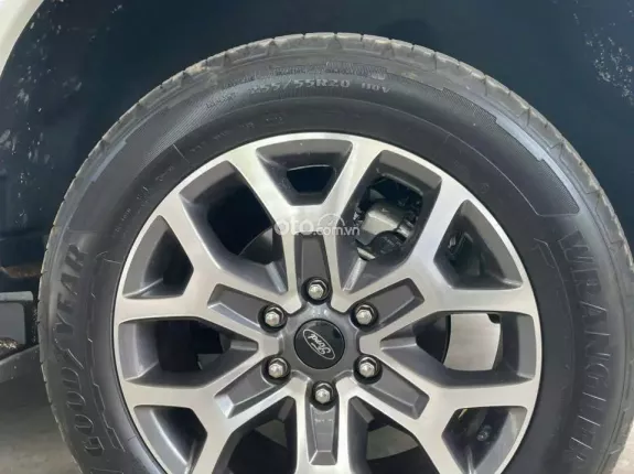 Ford Everest 2.0L ST5 10AT 4x4 Titanium 2022 - Nhập Thái Xe đẹp, tiết kiệm hơn xe mới 200 triệu