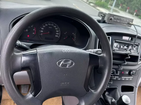 Hyundai Grand Starex 2.4 MT 2017 - Bán Starex cứu thương đời 2017, máy dầu, một chủ từ mới
