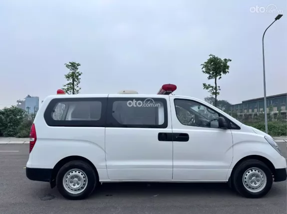 Hyundai Grand Starex 2.4 MT 2017 - Bán Starex cứu thương đời 2017, máy dầu, một chủ từ mới