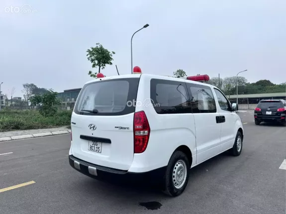 Hyundai Grand Starex 2.4 MT 2017 - Bán Starex cứu thương đời 2017, máy dầu, một chủ từ mới
