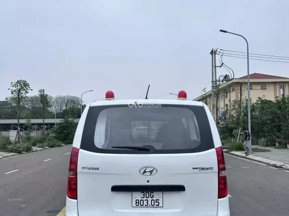 Hyundai Grand Starex 2.4 MT 2017 - Bán Starex cứu thương đời 2017, máy dầu, một chủ từ mới