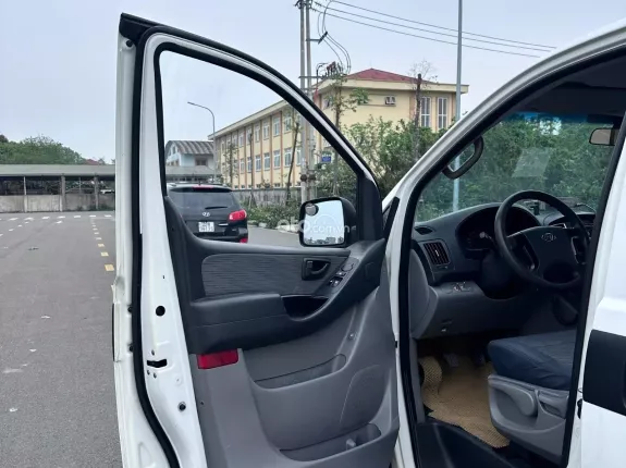 Hyundai Grand Starex 2.4 MT 2017 - Bán Starex cứu thương đời 2017, máy dầu, một chủ từ mới
