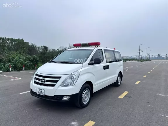 Hyundai Grand Starex 2.4 MT 2017 - Bán Starex cứu thương đời 2017, máy dầu, một chủ từ mới