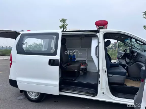 Hyundai Grand Starex 2.4 MT 2017 - Bán Starex cứu thương đời 2017, máy dầu, một chủ từ mới