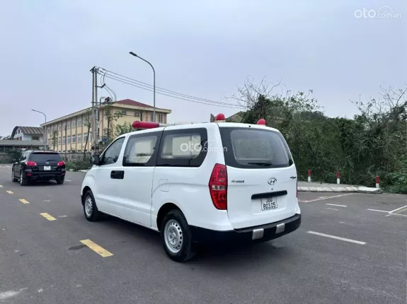 Hyundai Grand Starex 2.4 MT 2017 - Bán Starex cứu thương đời 2017, máy dầu, một chủ từ mới