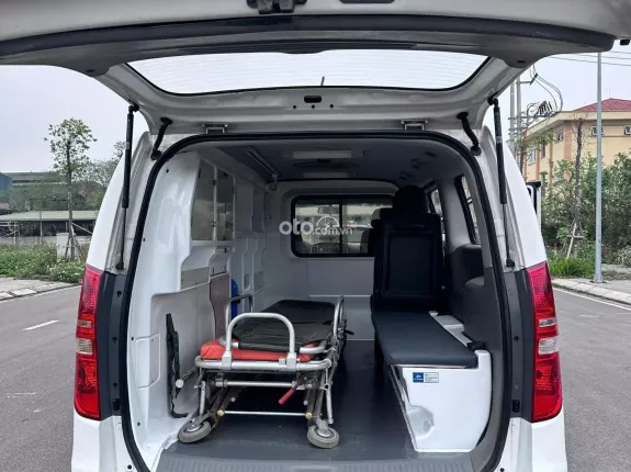 Hyundai Grand Starex 2.4 MT 2017 - Bán Starex cứu thương đời 2017, máy dầu, một chủ từ mới