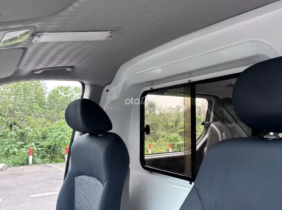 Hyundai Grand Starex 2.4 MT 2017 - Bán Starex cứu thương đời 2017, máy dầu, một chủ từ mới