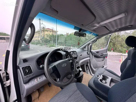 Hyundai Grand Starex 2.4 MT 2017 - Bán Starex cứu thương đời 2017, máy dầu, một chủ từ mới