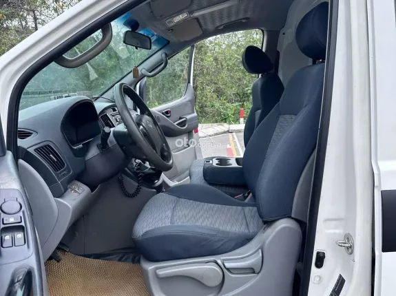 Hyundai Grand Starex 2.4 MT 2017 - Bán Starex cứu thương đời 2017, máy dầu, một chủ từ mới