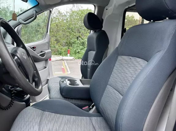 Hyundai Grand Starex 2.4 MT 2017 - Bán Starex cứu thương đời 2017, máy dầu, một chủ từ mới