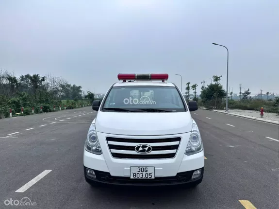 Hyundai Grand Starex 2.4 MT 2017 - Bán Starex cứu thương đời 2017, máy dầu, một chủ từ mới