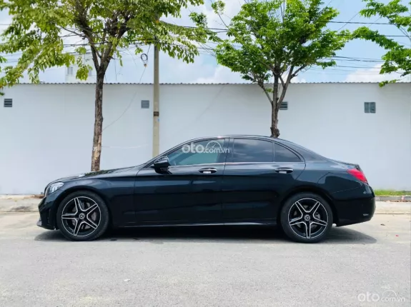Mercedes-Benz C300 AMG 2019 - Đen đen