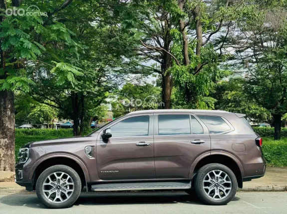 Ford Everest 2.0L ST5 10AT 4x4 Titanium 2022 - Phụ kiện đi kèm: Phim cách nhiệt, lót sàn