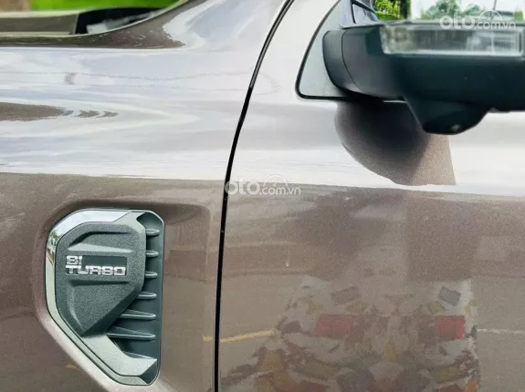 Ford Everest 2.0L ST5 10AT 4x4 Titanium 2022 - Phụ kiện đi kèm: Phim cách nhiệt, lót sàn