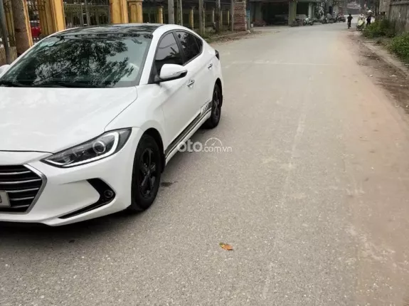 Hyundai Elantra 2018 - 1.6 MT đời 2018 xe tư nhân. Xe đại chất, máy số keo chỉ zin. Đã có màn hình, camera đủ