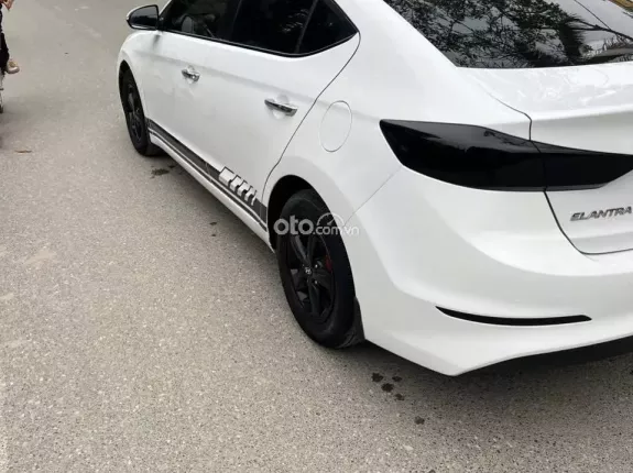 Hyundai Elantra 2018 - 1.6 MT đời 2018 xe tư nhân. Xe đại chất, máy số keo chỉ zin. Đã có màn hình, camera đủ