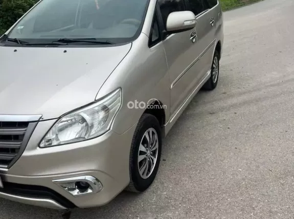 Toyota Innova 2.0E 2015 - Xe tư nhân, biển 30 Xe đại chất, máy zin từ cò. Keo chỉ thân vỏ Zin. Xe không tacxi dịch vụ