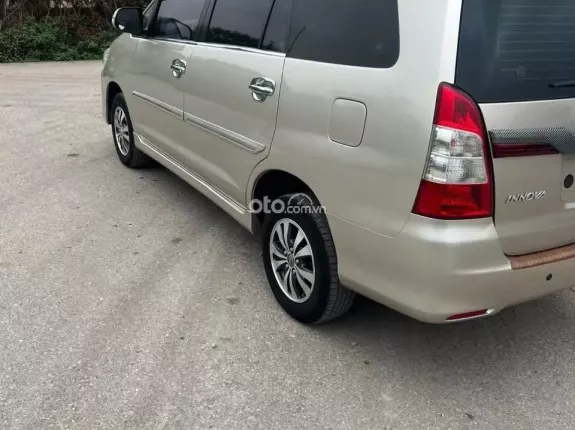 Toyota Innova 2.0E 2015 - Xe tư nhân, biển 30 Xe đại chất, máy zin từ cò. Keo chỉ thân vỏ Zin. Xe không tacxi dịch vụ