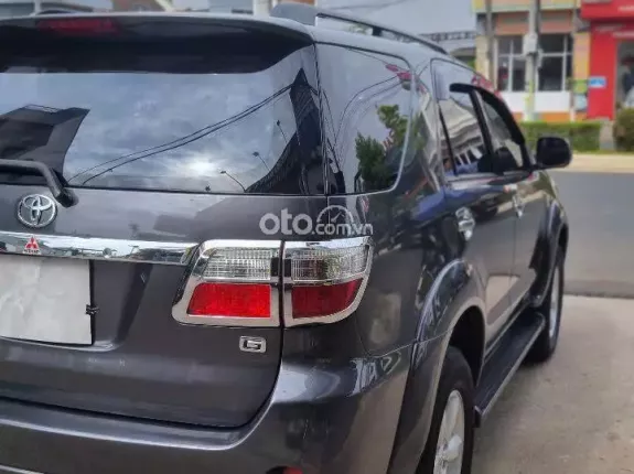 Toyota Fortuner 2010 - Số sàn máy dầu