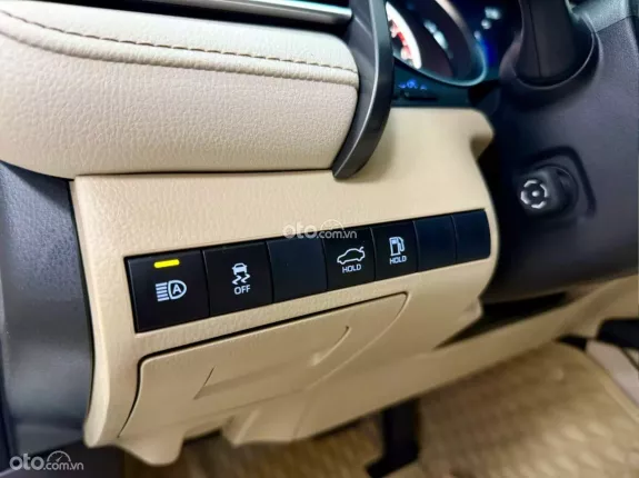 Toyota Camry 2.0Q 2023 - Xe Màu Trắng Ngọc Trai - Nội thất Kem