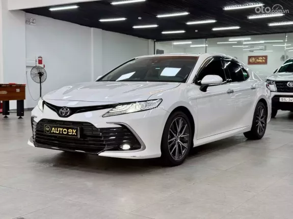 Toyota Camry 2.0Q 2023 - Xe Màu Trắng Ngọc Trai - Nội thất Kem